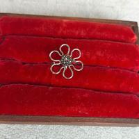 Anello regolabile con design floreale inox