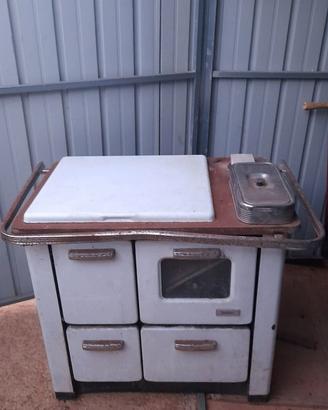 Cucina economica a legna con forno