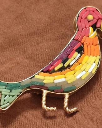 Spilla pappagallo in micro mosaico vintage