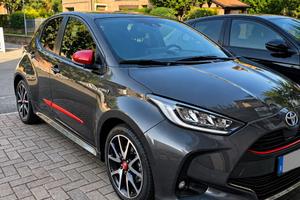 Toyota Yaris 1.5 hybrid ( full optional )