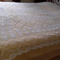 Tenda in cotone bianco ricamato a filet