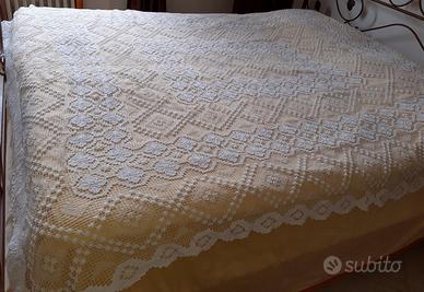 Tenda in cotone bianco ricamato a filet