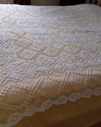 Tenda in cotone bianco ricamato a filet