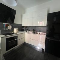 Cucina angolare con elettrodomestici