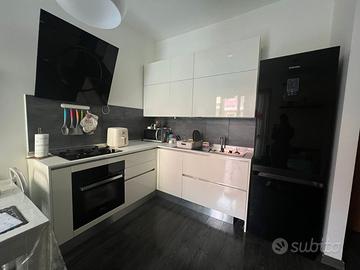 Cucina angolare con elettrodomestici