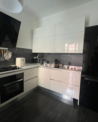 Cucina angolare con elettrodomestici