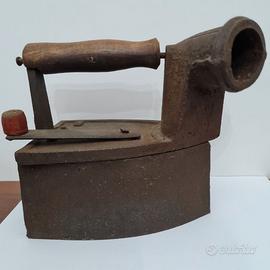 Antico Ferro da Stiro a Carbone a "Camino"