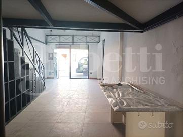 Centro storico, locale commerciale con soppalco