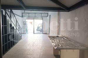 Centro storico, locale commerciale con soppalco
