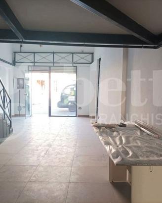 Centro storico, locale commerciale con soppalco