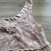 Vestito elegante e romantico rosa con pizzo