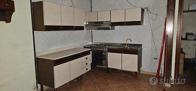 cucina con fornello lavello forno 