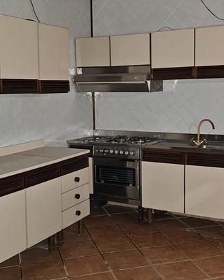 cucina con fornello lavello forno 