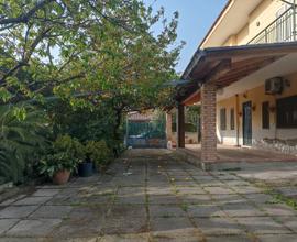 Luminosa Villa Bifamiliare con Giardino