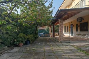 Luminosa Villa Bifamiliare con Giardino