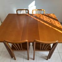 Assortimento tavolo, sedie e cucina