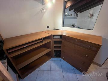 Mobile angolare in legno o scrivania