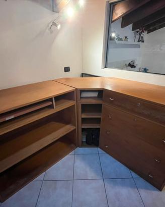 Mobile angolare in legno o scrivania