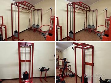 Multistazione a cavi e macchina pulley con pesi