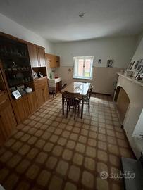 Casa su 2 livelli da ristrutturare.