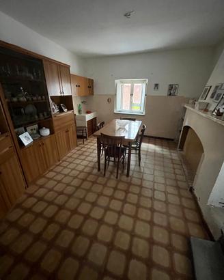 Casa su 2 livelli da ristrutturare.