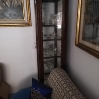 Mobile con vetrine e ripiani in vetro