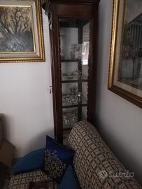 Mobile con vetrine e ripiani in vetro