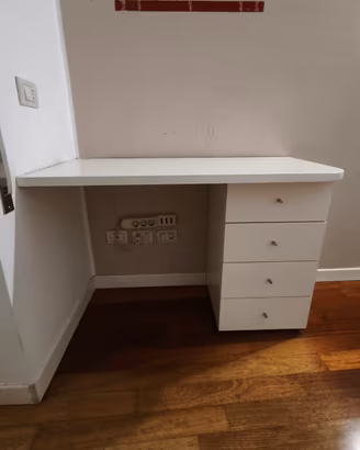 Scrivania a muro con 4 cassetti colore bianco