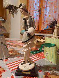 Statuetta capodimonte G.Armani Signora con Muff.