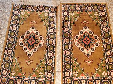 Stupenda coppia di tappeti scendiletto orientali