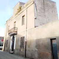 Palazzina al centro , Tissi