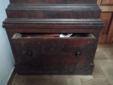 Cassaforte in ferro con sportello lavorato a mano 