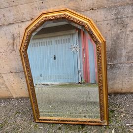Specchio vintage dorato con decori floreali