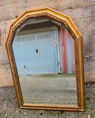 Specchio vintage dorato con decori floreali