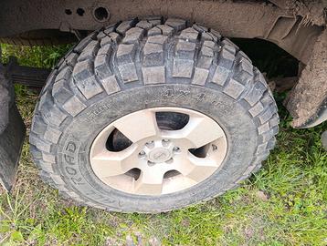 Cerchi in lega con gomma da 16 Nissan Navara