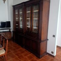 Credenza con vetri a cattedrale