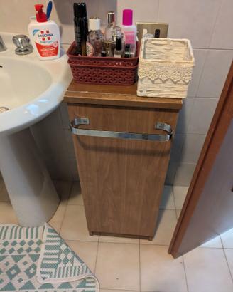 Mobiletto bagno con portasalviette