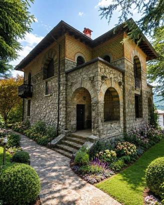 Villa di 296 m² con più di 5 locali a Esino Lario