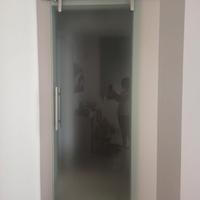 porta di vetro con binario esterno,mobile soggiorn