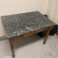 tavolo in granito nero