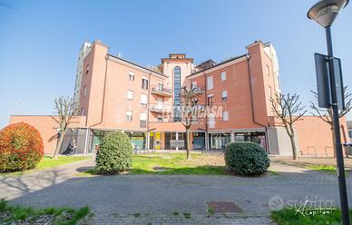 Luminoso trilocale in centro con balcone e garage