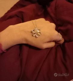 collanina in metallo  con ciondolo fiore 