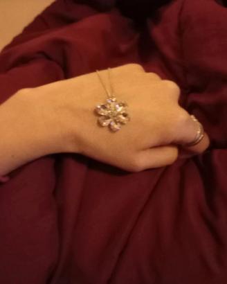 collanina in metallo  con ciondolo fiore 