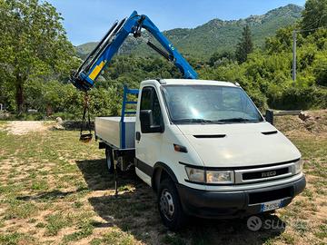 Daily autocarro 50c13 con gru