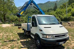 Daily autocarro 50c13 con gru
