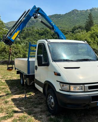 Daily autocarro 50c13 con gru