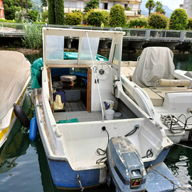 Pilotina vetroresina 6 m con motore Evinrude