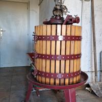 attrezzatura per vino con torchio botti e altro