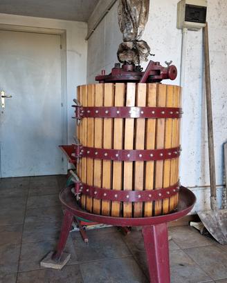 attrezzatura per vino con torchio botti e altro