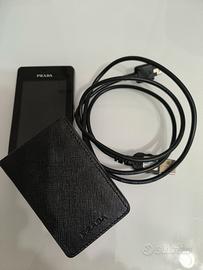 cellulare Prada con cavo caricabatteria